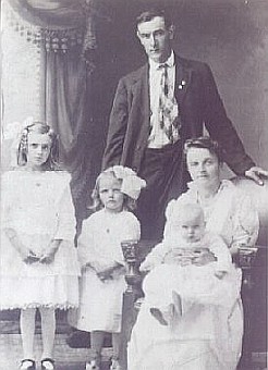 August Baeten and Bertina Piccard with their three kids Mary, Mildred, and Joseph (+/-1924) ~ August Baeten en Bertina Piccard met hun drie kinderen Mary, Mildred en Joseph